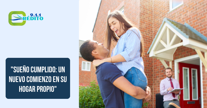 Pareja sonriente abrazándose frente a su nueva casa tras recibir la aprobación del préstamo hipotecario.
